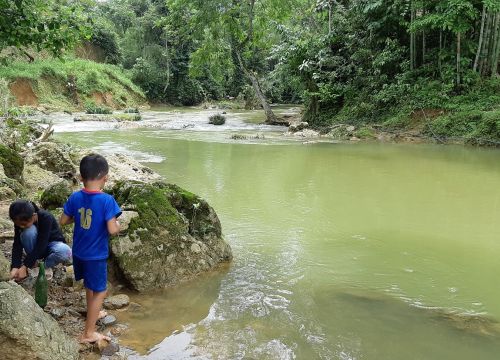 Kỳ thú suối cá thần ở Sơn La: Cá thích ăn mỳ tôm, bánh mì