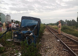 Tàu hỏa tông ôtô tải nát bét, tài xế và phụ xe văng ra ngoài