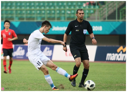 Cầu thủ Uzbekistan tức giận lao vào đánh trọng tài sau quả penalty oan nghiệt phút 117, đưa Hàn Quốc vào bán kết ASIAD 18