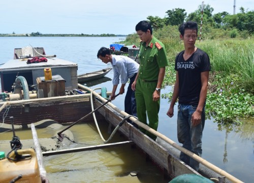 Công an phát hiện hai thuyền hút cát trộm trên sông Hương