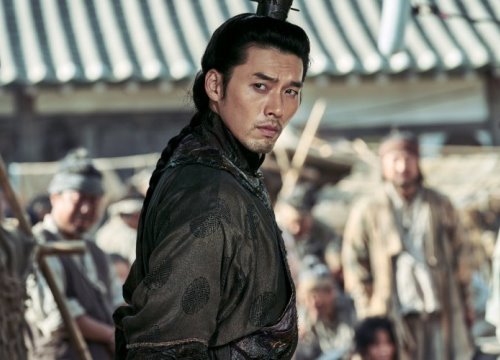 Hyun Bin kiệt sức chống lại đoàn quân xác sống trong trailer đầu tiên của bom tấn điện ảnh 'Rampant'