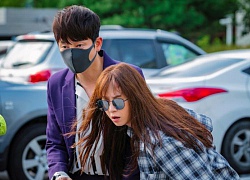 'Lovely Horribly': Park Shi Hoo 'swag' giải cứu Song Ji Hyo, loạt ảnh hậu trường cùng nụ hôn đầu