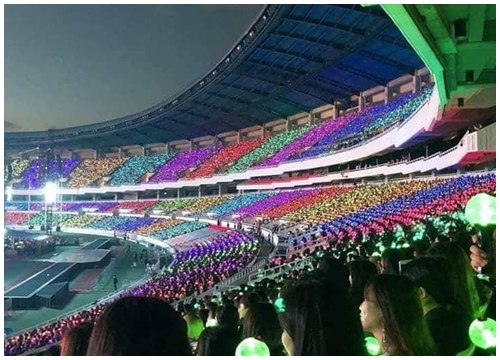 Nghi vấn ARMY đạo nhái biển lightstick cầu vồng độc quyền EXO-L trong tour diễn mới nhất của BTS