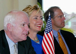 Ông John McCain từng thi uống rượu với bà Hillary Clinton