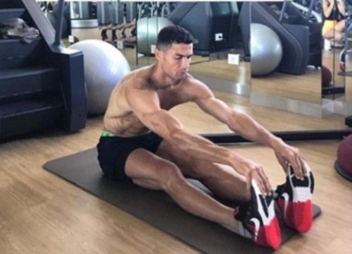 Ronaldo lao đầu vào phòng tập, khoe cơ bắp cuồn cuộn