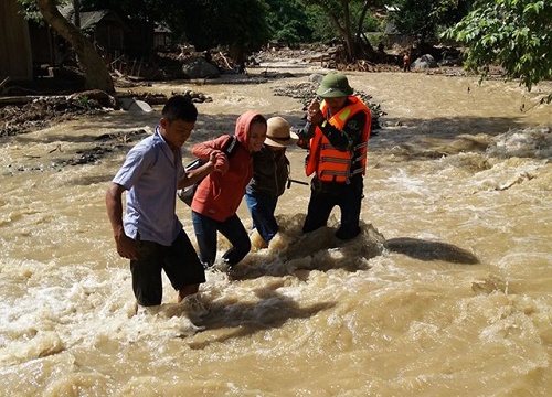 Thầy cô đến trường sau lũ: Không điện, không nước, thức ăn cũng không còn