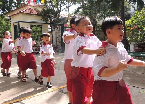 Bạn đọc viết: Lớp 1 đông học sinh, thương cả cô lẫn trò