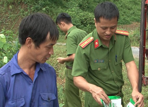 Bắt giữ, tiêu hủy hơn 4000 gói bánh kẹo trung thu và 120 gói chân gà không rõ nguồn gốc