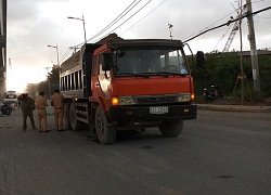 Chạy xe vào lớp đất, cát trên đường, người đàn ông chết oan mạng