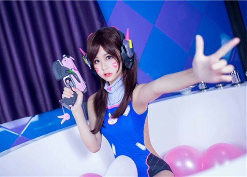 Cosplay D.Va "mặt búng ra sữa" cực dễ thương