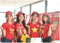 Hoa hậu Việt Nam khoe sắc áo cờ đỏ sao vàng trên tàu bay Vietjet