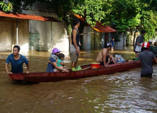 Thanh Hóa: Lũ rút, người dân cật lực dọn bùn