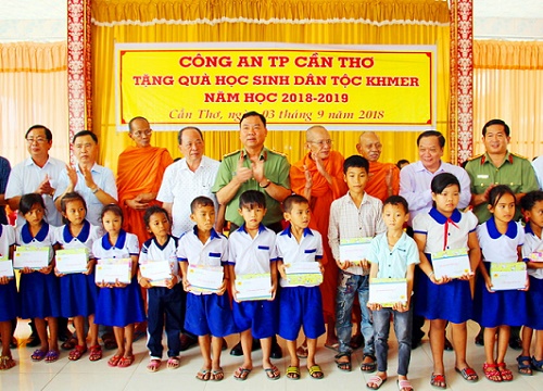 Công an Cần Thơ trao quà cho học sinh dân tộc Khơ-me nhân dịp năm học mới