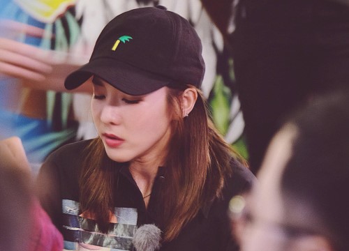 Dara (2NE1) ngồi uống bia, ăn vặt vỉa hè ở Sài Gòn