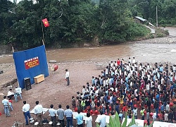 Hình ảnh gây xúc động trong ngày khai giảng vùng cao: Học sinh Lai Châu mừng năm học mới bên bãi đất trống ven sông