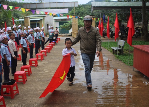 Hình ảnh học sinh lớp một vùng cao bỡ ngỡ ngày khai giảng