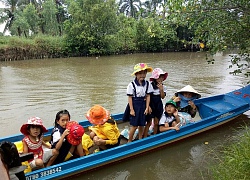 Học sinh Cà Mau đi xuồng máy đến trường khai giảng