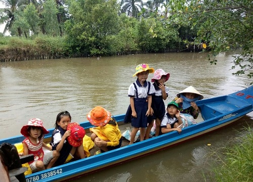 Học sinh Cà Mau đi xuồng máy đến trường khai giảng