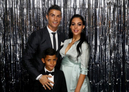 Ronaldo nhận 'gạch' từ truyền thông, bạn gái đăng ảnh nóng an ủi