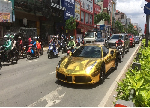 Siêu xe Ferrari 488 GTB "dát vàng" theo phong cách Dubai tại Sài Gòn