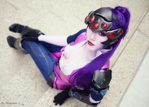 Stella Chuu hóa thân thành 'góa phụ xanh' Widowmaker trong Overwatch