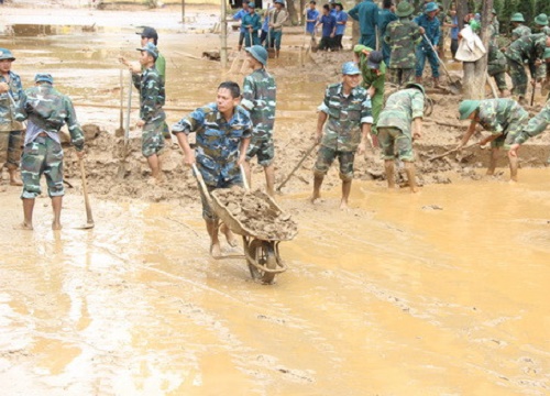 Trường học vùng lũ quyết tâm tổ chức khai giảng cho học sinh theo đúng kế hoạch