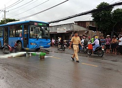 Xe máy đối đầu xe buýt, 2 người thương vong