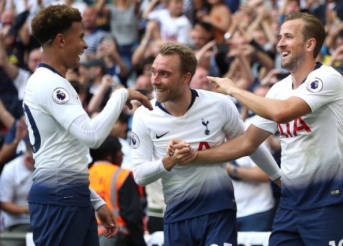 Bị vạ lây, Tottenham nhận 'mưa gạch đá'