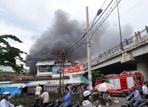 Cháy lớn thiêu rụi nhiều căn nhà ở TP.HCM