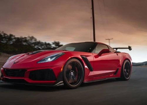 Chevrolet Corvette ZR1 2019 hút mắt với "dàn áo" đỏ và "giày" đen