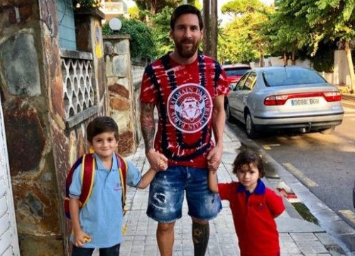 Đưa con đi học, Messi 'doạ chết' người nhìn