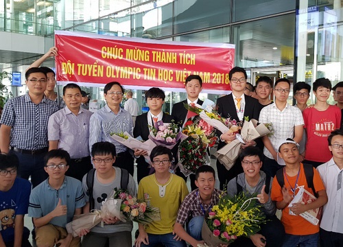 Hân hoan chào đón đoàn học sinh Olympic Tin học quốc tế thắng lợi về nước