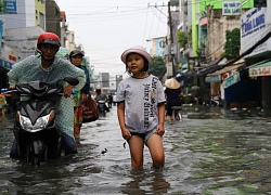 Mưa lớn chiều thứ bảy, người Sài Gòn lội nước chật vật