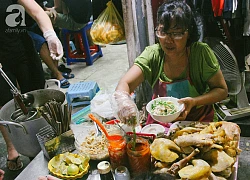 Quán bún mọc gà cứ đến giờ mở hàng là khách đứng vòng trong, vòng ngoài chờ, tốc độ hết hàng nhanh đến chóng mặt trên phố Hàng Ngang