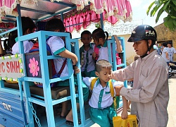 An Giang: Cựu chiến binh đưa đón miễn phí hàng trăm học sinh vùng lũ đến trường