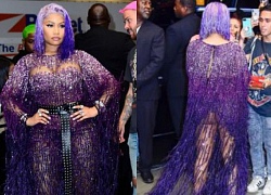 Hết drama này đến rắc rối khác, Nicki Minaj bị đạp rách váy tới mức hét toáng: "Vòng 3 tôi lộ ra hết rồi!"