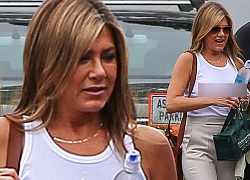 Jennifer Aniston gây chú ý khi diện áo mỏng tang, tự tin khoe vòng 1 trên phố