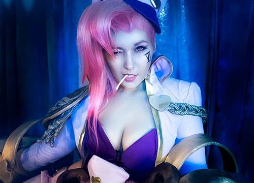 LMHT: Arienai Ten khoe 'siêu vòng một' cosplay Vi Cú Đấm Tình Ái