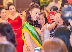 Phương Oanh 'Quỳnh búp bê' đẹp lộng lẫy, bị fans 'bao vây' ở event