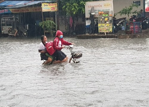 Sau mưa, nước lênh láng như sông, học sinh vất vả về nhà