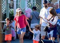 Shakira vô tư ăn khoai tây chiên khi cùng bồ trẻ đưa con đi Disneyland