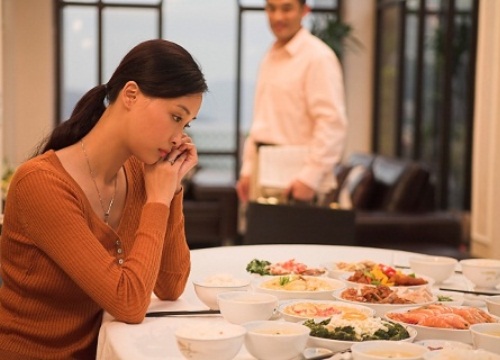 Tân hôn, chồng vừa cởi áo vợ đã vội vàng cài khuy lại chỉ vì thấy...