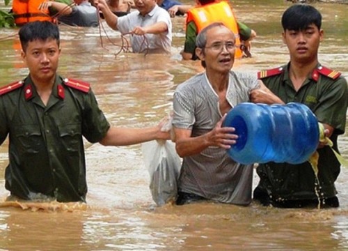 Đồng đội giúp đỡ Trung úy công an gặp nạn khi đi giúp dân chạy lũ