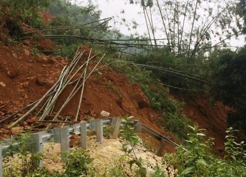 Kinh hãi cảnh lở núi vùi lấp hàng trăm mét quốc lộ 15A