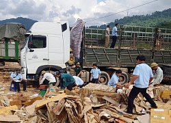 Lật tẩy "mánh khóe" giấu hàng ngàn thanh gỗ quý trong... giấy phế liệu