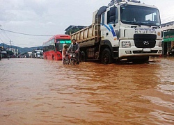 Mưa lớn nước tràn qua đường, một thanh niên bị cuốn trôi xuống cống