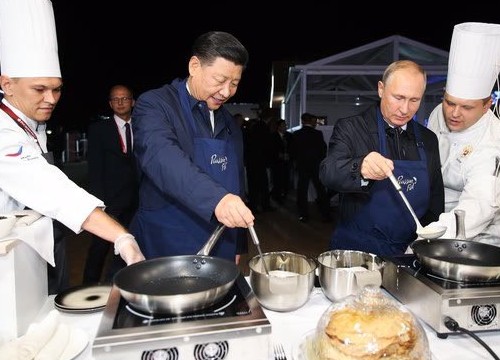 Ông Putin và ông Tập Cận Bình đeo tạp dề, trổ tài làm bánh