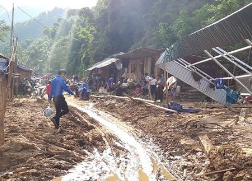 Thăm, tặng quà cho đồng bào vùng tâm lũ Mường Lát