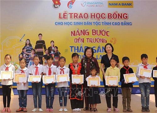 Tiếp sức học sinh dân tộc thiểu số đến trường