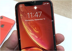 Trên tay iPhone XR: Màu đỏ và cam rất nổi bật, viền màn hình hơi dày do dùng màn LCD